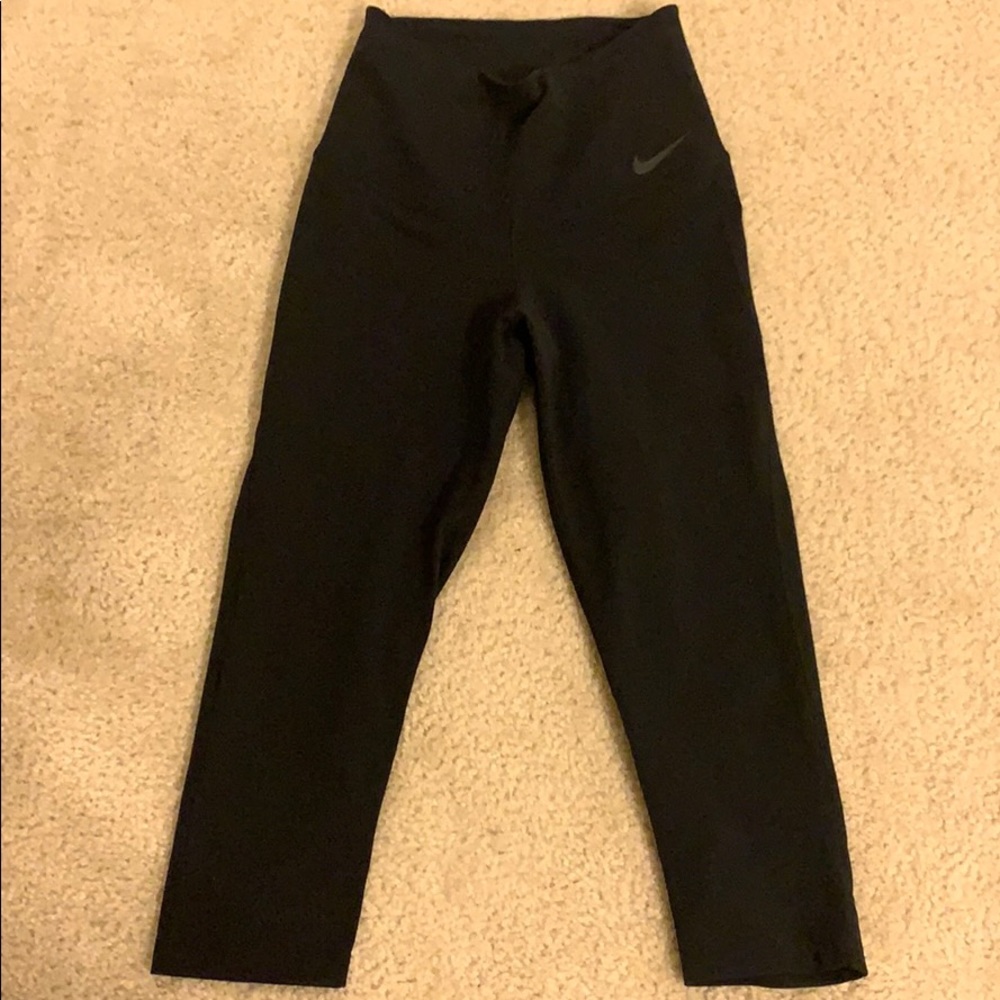 Black nike capri leggings.